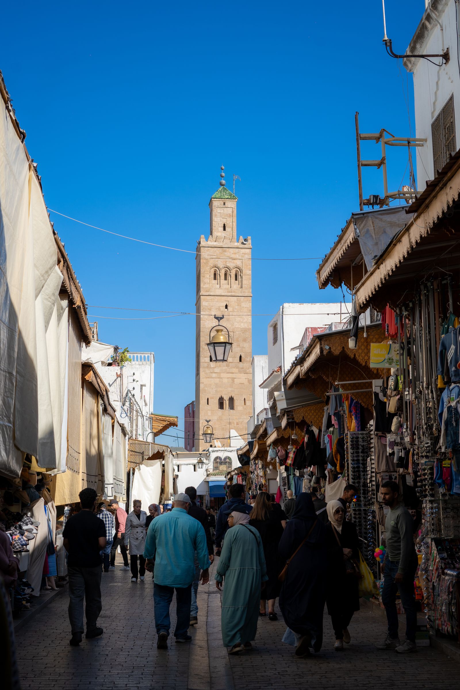 Zoco y minarete en la medina de Marrakech