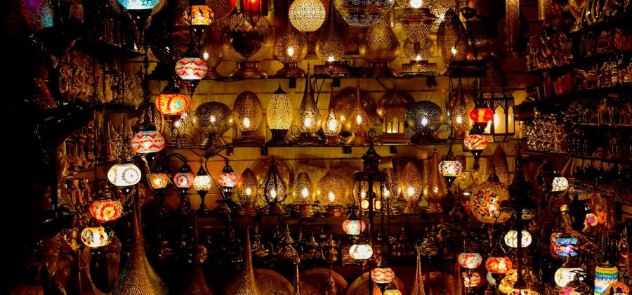 Faroles marroquíes tradicionales en un zoco de Marrakech